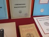plusieurs livres posés sur une table, avec un mur rouge en arrière-plan