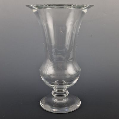 un vase en verre posé sur une table