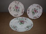 trois assiettes ornées de fleurs, posées sur une table