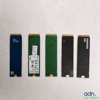 quatre disques durs posés les uns à côté des autres sur une surface blanche