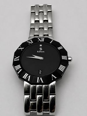 gros plan d'une montre-bracelet avec des chiffres romains