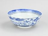 bol en porcelaine bleue et blanche orné de nuages dans le ciel