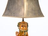 une lampe posée sur une table et munie d'un abat-jour