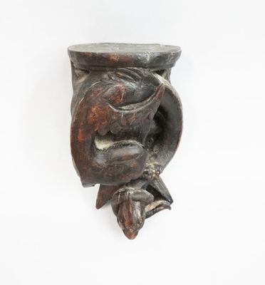 une image représentant une sculpture en bois représentant un hibou sur fond blanc