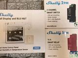 Deux boîtes contenant des appareils connectés sont posées sur une table.