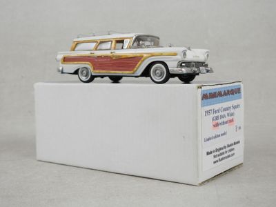 une voiture jouet posée sur une boîte