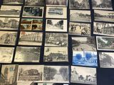 Plusieurs vieilles cartes postales en noir et blanc sont posées sur une table