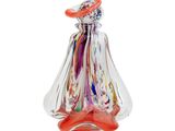 une image représentant une figurine en verre surmontée d'un chapeau