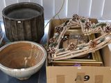 un grand nombre d'objets posés sur une table