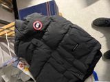une veste et une paire de chaussures posées par terre
