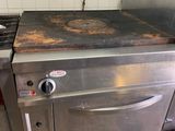 une image d'une cuisine commerciale avec une cuisinière et un four