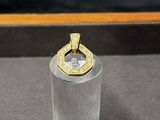 un gros plan sur un petit verre contenant un diamant