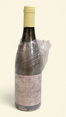une bouteille de vin emballée dans un film plastique
