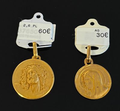 deux médailles d'or sur lesquelles figurent Jésus et une femme