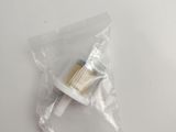 une petite brosse à dents dans un sachet en plastique posé sur une table