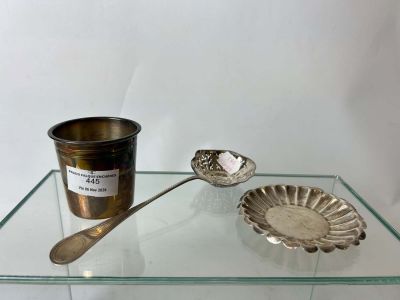 une table en verre sur laquelle se trouvent une cuillère en argent et une tasse