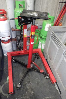 une photo d'un garage rempli de bidons de propane