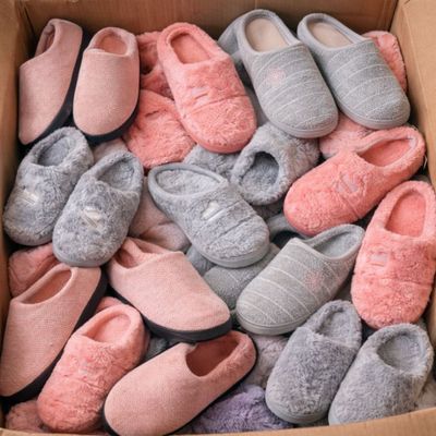 Lot d'environ 22 paires de pantoufles neuves pelage de taille - Photo 1