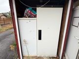un sac poubelle posé devant une porte blanche