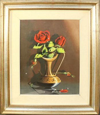 tableau représentant des roses rouges dans un vase doré posé sur une table