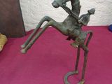statue représentant un homme à cheval, coiffé d'un chapeau