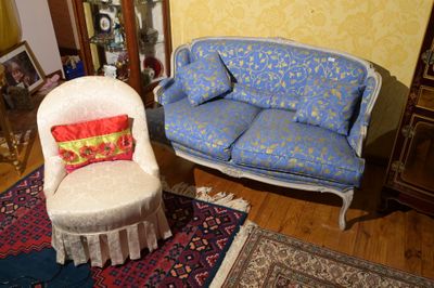deux canapés et un fauteuil dans un salon