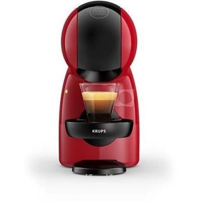 une cafetière rouge contenant une tasse de café