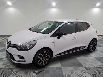 la voiture blanche est garée sur un carrelage à carreaux