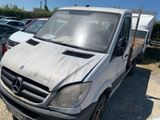 une camionnette blanche garée dans un parking
