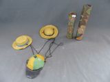 trois chapeaux et un porte-chapeaux posés sur une table