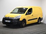 une camionnette jaune Citrole garée dans une pièce blanche au sol à carreaux
