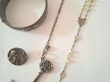 une table sur laquelle sont posés tout un tas de bijoux