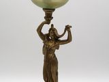 une lampe sur laquelle est représentée une femme tenant un vase