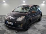 la photo d'une petite voiture noire garée dans un garage