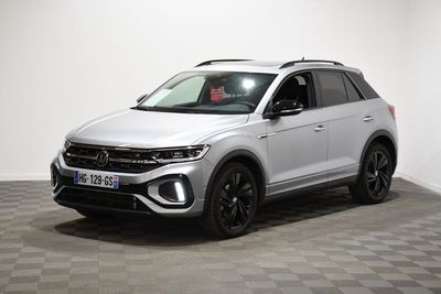 un SUV Volkswagen blanc garé sur un sol à damier