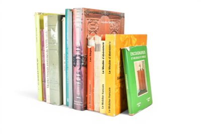 un grand nombre de livres empilés les uns sur les autres