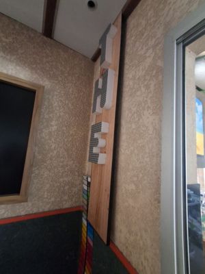 une photo d'une photo d'une fenêtre dans une pièce