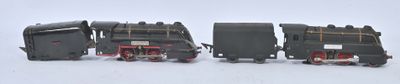 trois petits trains qui sont posés dans la neige