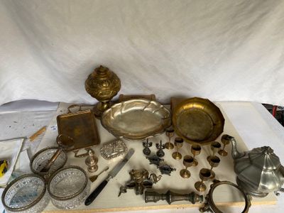 de nombreux objets en argent disposés sur un plateau posé sur une table