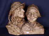 statue représentant un homme et une femme coiffés de chapeaux