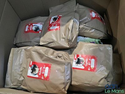 plusieurs sacs de nourriture empilés les uns sur les autres dans une boîte