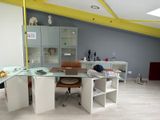 un bureau avec un plateau en verre dans une pièce au plafond jaune