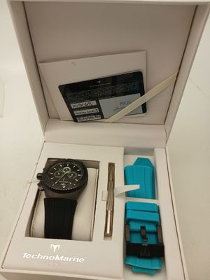 une boîte contenant une montre, un stylo et d'autres objets