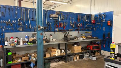 un garage avec de nombreux outils accrochés au mur