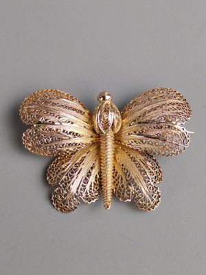 BROCHE en or jaune filigrané (750/°°°) en forme de libellule…