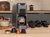 une photo d'une cafetière posée sur un plan de travail de cuisine