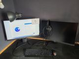 un bureau équipé de deux écrans et d'un clavier
