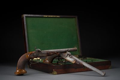 une mallette en bois contenant un pistolet