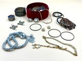 beaucoup de bijoux posés ensemble sur une table