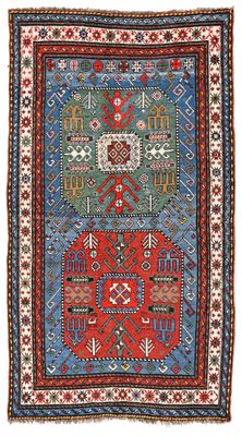 un tapis rouge, bleu et vert à motifs géométriques
